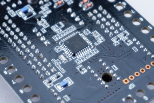The defining characteristics of microcontroller (MCU) & its architecture